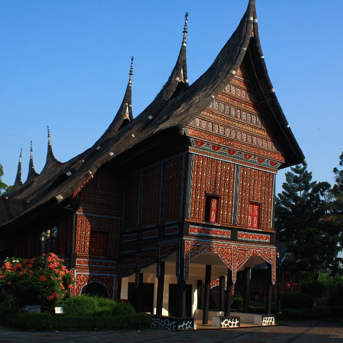 Forêt tropicale et route nature à Sumatra.